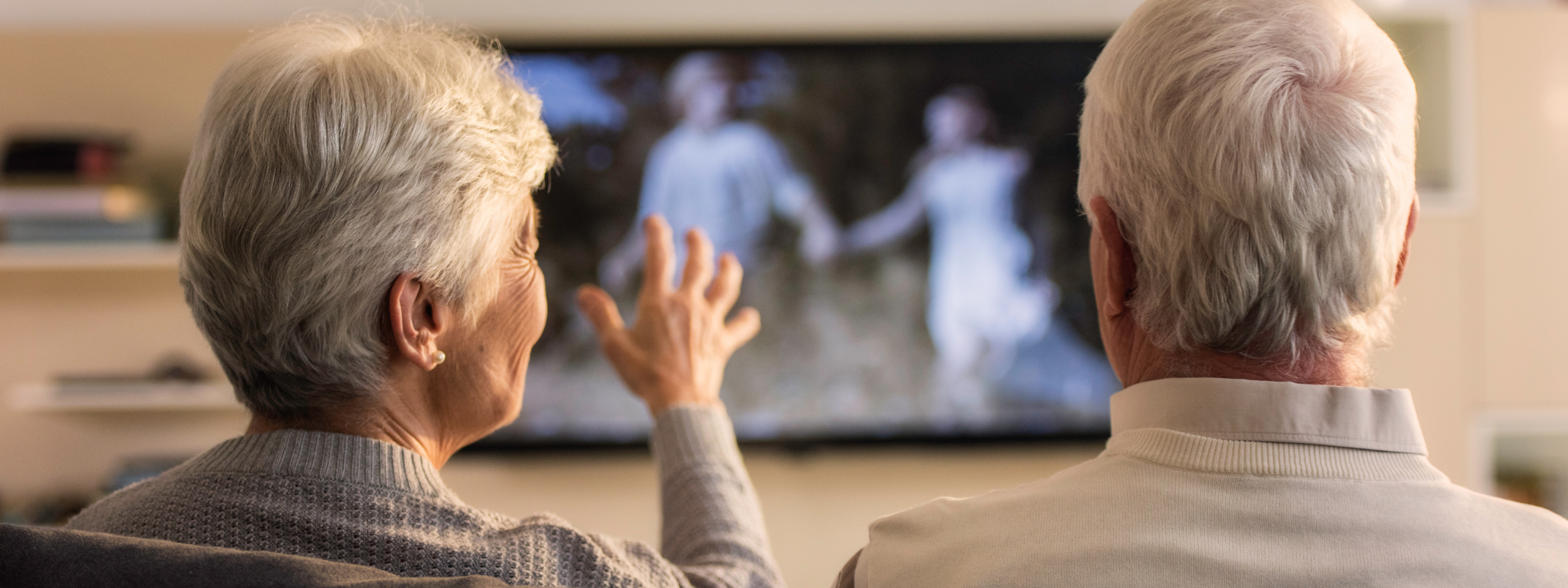 Älteres Paar beim Fernsehen.